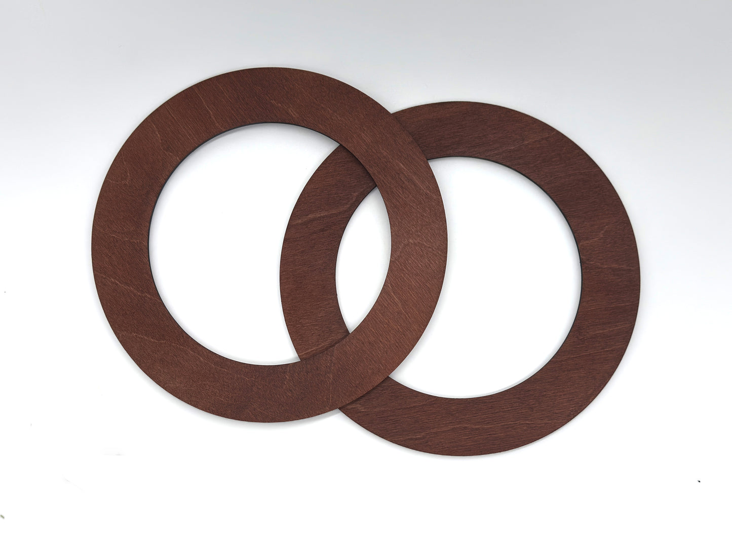 Okrągłe rączki do torebki drewniane z grawerem gałązki