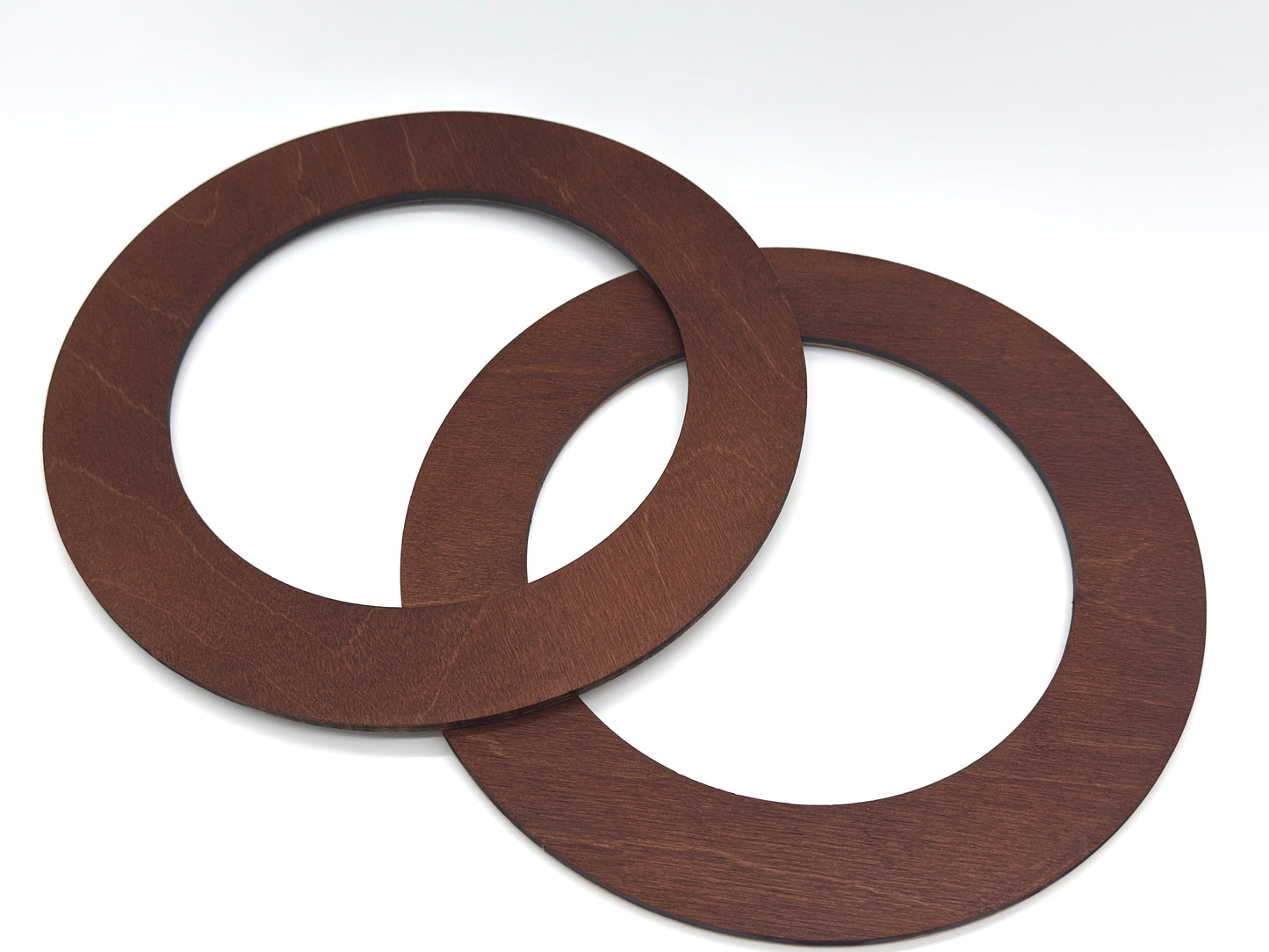 Okrągłe rączki do torebki drewniane z grawerem gałązki