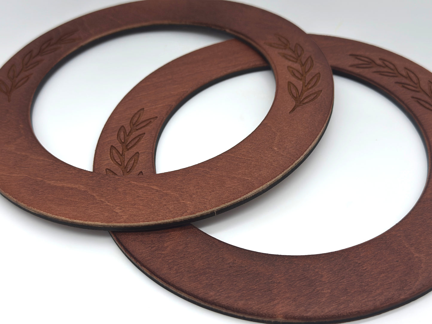 Okrągłe rączki do torebki drewniane z grawerem gałązki