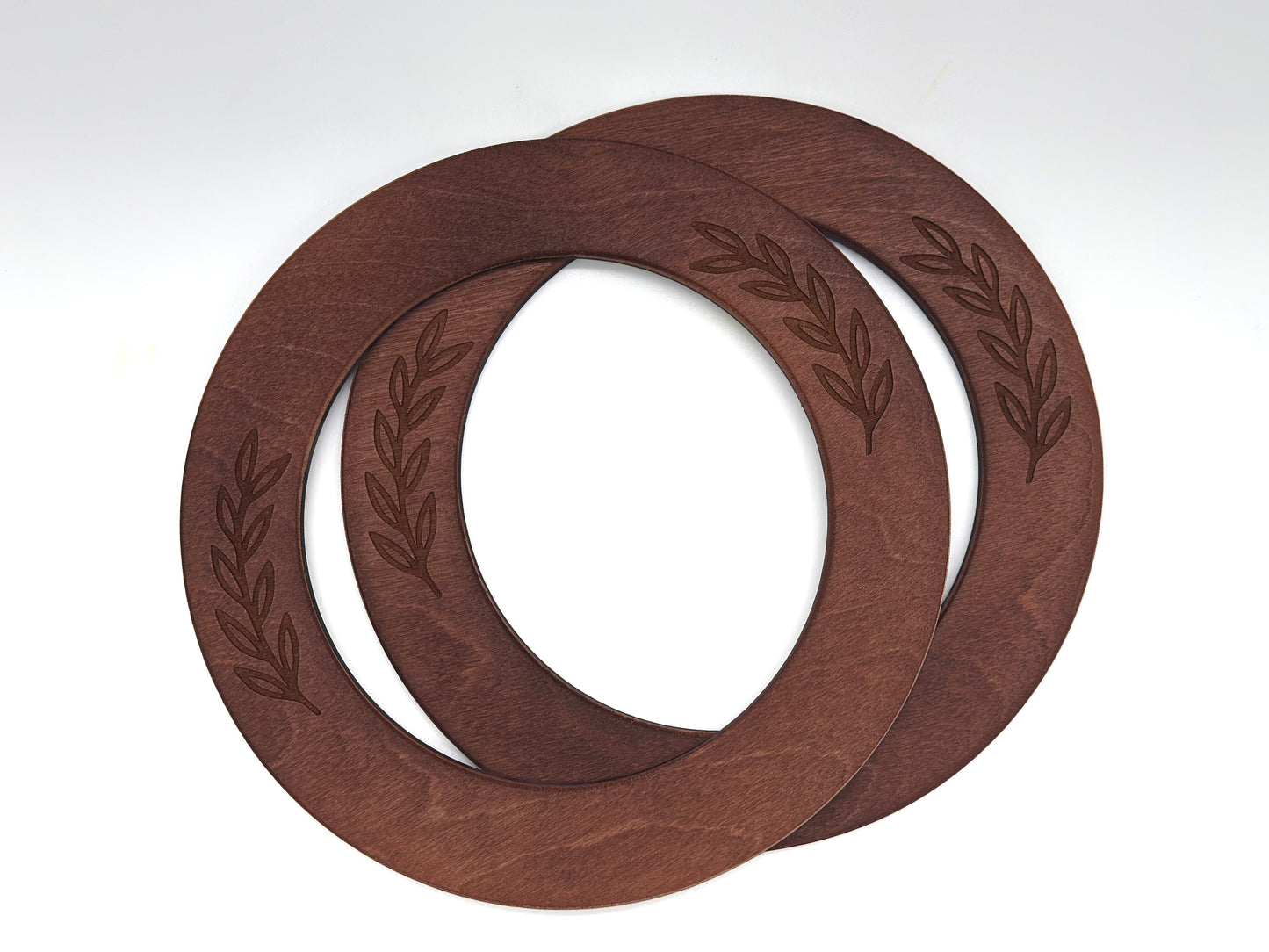 Okrągłe rączki do torebki drewniane z grawerem gałązki