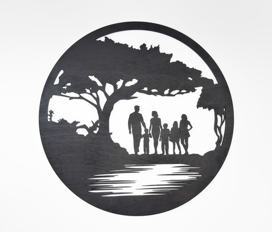 Drewniana baza pod mech chrobotek – sześcioosobowa rodzina pod drzewem